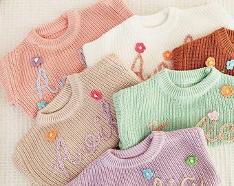 Personalisierte Hand stricken Name Baby Pullover, Custome Baby Name Blumen Pullover, Rosa Baby Mädchen Pullover mit Namen, Geburtstagsgeschenk für Neugeborene Baby