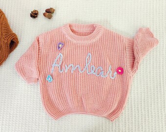 Rosa Baby-Kleinkind-Pullover, handgemacht gehäkelt, individueller Baby-Mädchen-Namen-Neugeborenen-Pullover, Baby-Blumen-Pullover mit Namen, Geburtstags-Babyparty-Gif