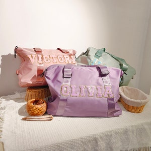 Sac de voyage en nylon imperméable personnalisé avec lettre en chenille, sac de voyage avec nom, sac de week-end, sac de danse, cadeau de sac de nuit pour fille Lavender Purple