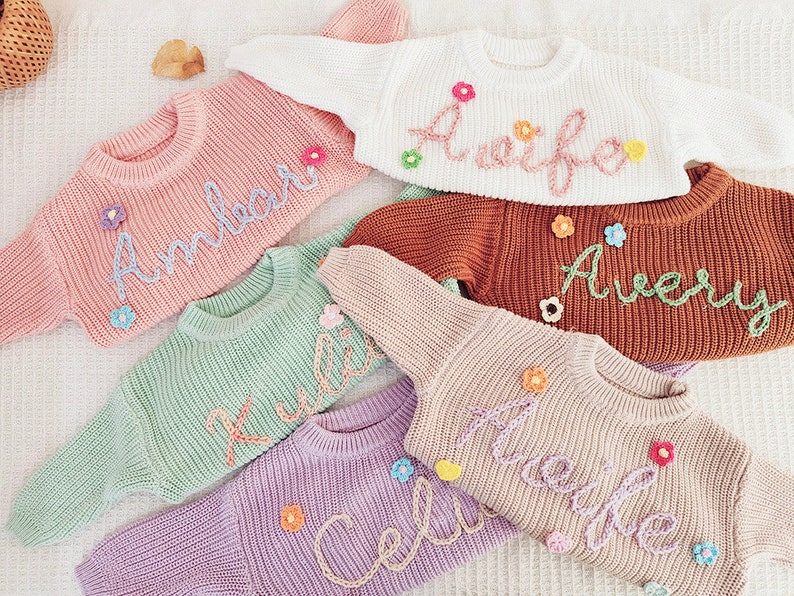 Personalisierte Hand stricken Name Baby Pullover, Custome Baby Name Blumen Pullover, Rosa Baby Mädchen Pullover mit Namen, Geburtstagsgeschenk für Neugeborene Baby Bild 2