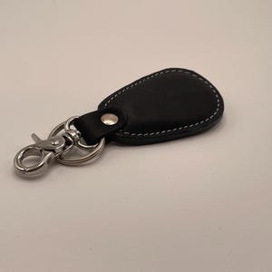 Schlüsselanhänger aus Leder mit Wunschtext in schwarzer Geschenkbox. Schlüsselband für Haus oder Auto mit Prägung und Edelstahlanhänger
