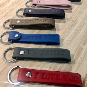Porte-clés en cuir avec nom ou texte souhaité. Cadeau pour femme ou homme. Lanière pour maison et/ou voiture avec gaufrage.
