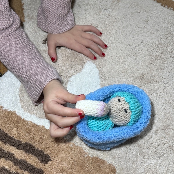 Mini Baby | Püppchen | Kuscheltier | gestricktes Baby mit Fläschchen