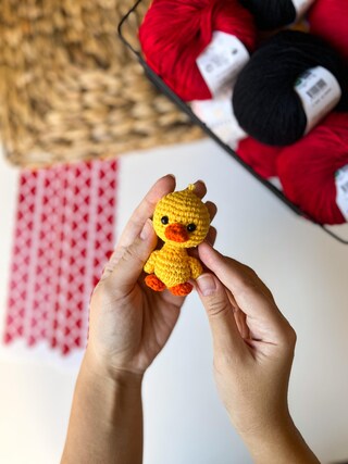 TOYMIS Anatra All'uncinetto Fatta A Mano: Con Cappello Di Paglia E Cartello Di Incoraggiamento, 9x7x7 Cm, Regalo Positivo Per Amici E Familiari