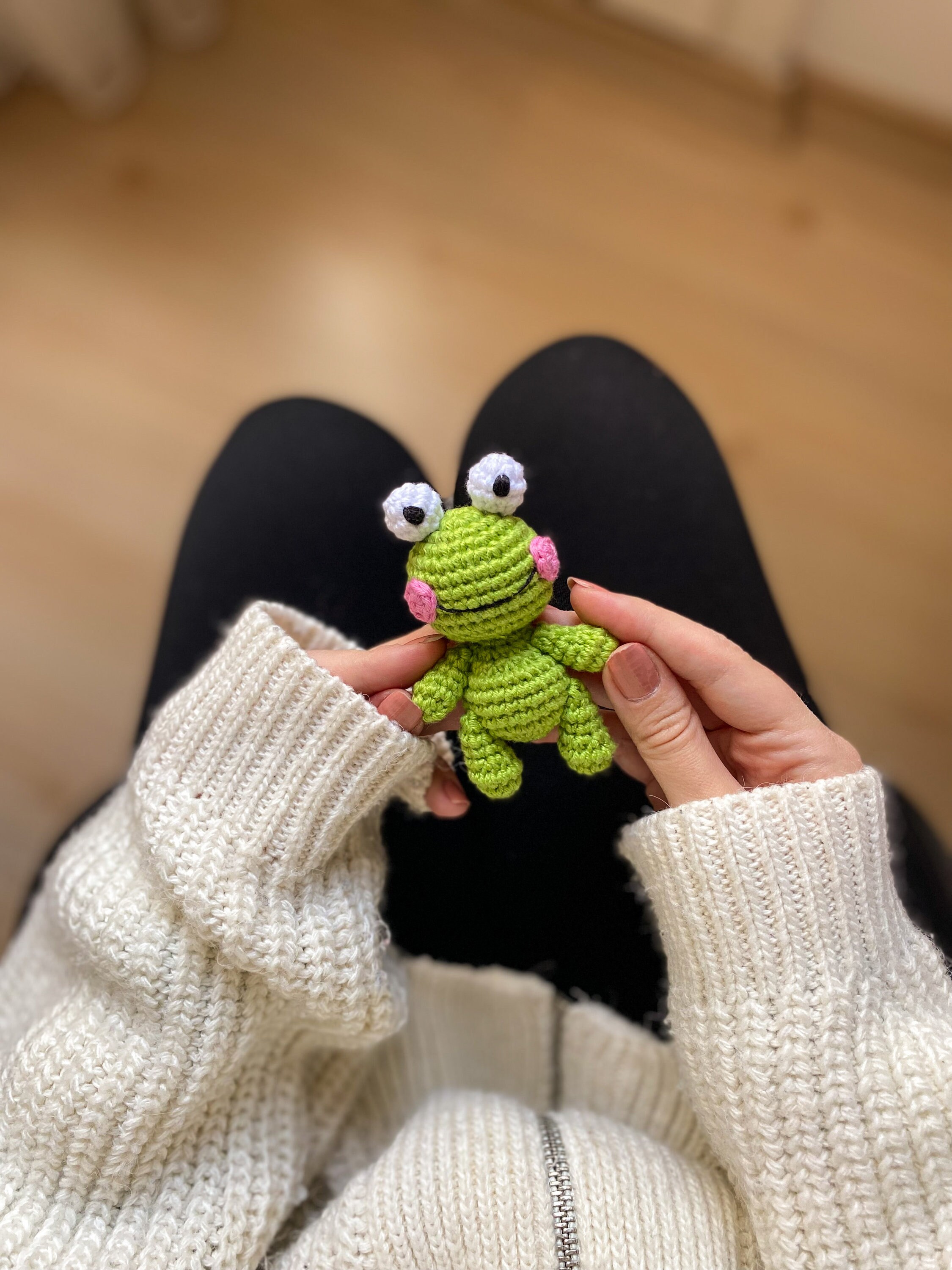 カエルのかぎ針編みパターン - 編みぐるみキーホルダー（PDFパターン