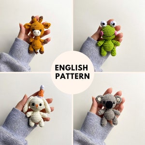 Puede incluir: Cuatro juguetes amigurumi de crochet: una jirafa, una rana, un conejito con un gorro de fiesta y un koala. Los juguetes son todos peque&ntilde;os y est&aacute;n siendo sostenidos por manos en la imagen. La imagen tiene el texto "ENGLISH PATTERN" en el centro.