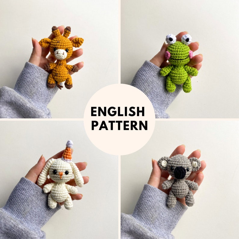 Puede incluir: Cuatro juguetes amigurumi de crochet: una jirafa, una rana, un conejito con un gorro de fiesta y un koala. Los juguetes son todos peque&ntilde;os y est&aacute;n siendo sostenidos por manos en la imagen. La imagen tiene el texto "ENGLISH PATTERN" en el centro.