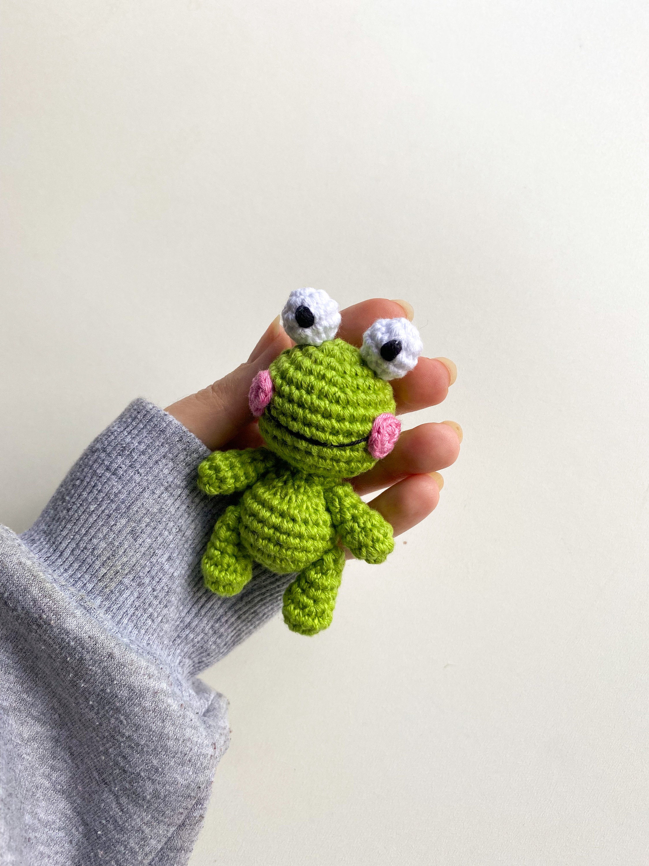 カエルのかぎ針編みパターン - 編みぐるみキーホルダー（PDFパターン