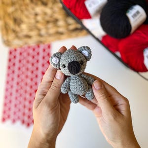 Paquete de patrones de mini animales de ganchillo: llavero amigurumi de rana, jirafa, conejo y koala imagen 8