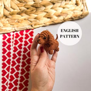Patrón de crochet para perro salchicha, patrón de llavero de perro salchicha amigurumi, patrón de llavero de mini animal de crochet, accesorio para perro salchicha (hazlo tú mismo)