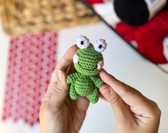 カエルのかぎ針編みパターン - 編みぐるみキーホルダー（PDFパターン