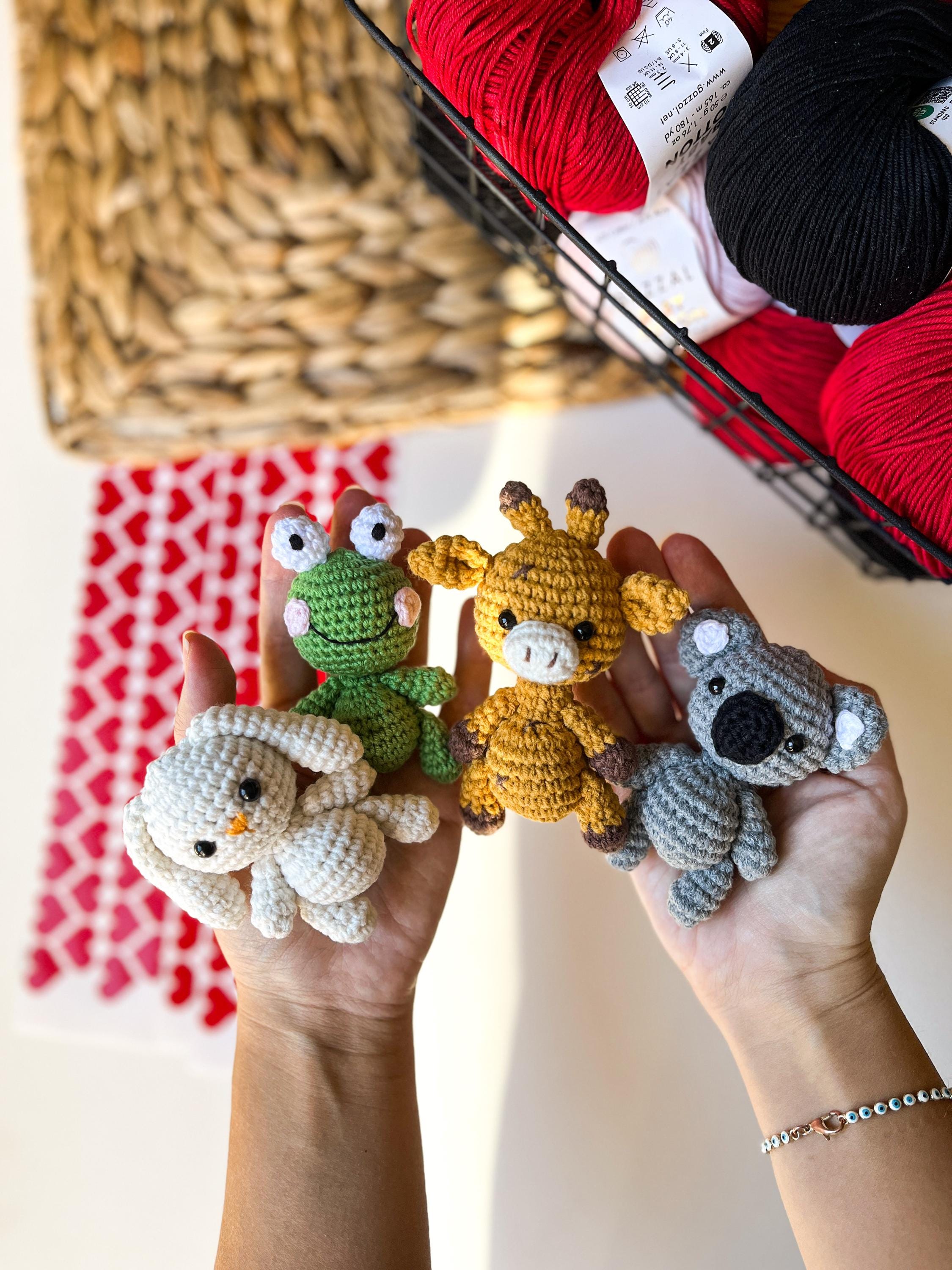 カエルのかぎ針編みパターン - 編みぐるみキーホルダー（PDFパターン