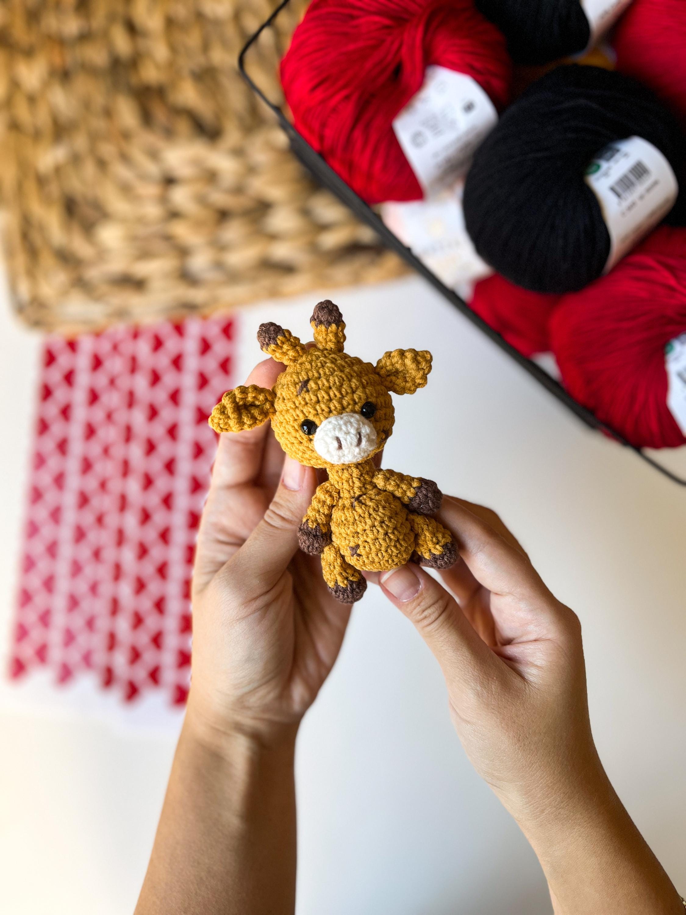 Giraffa Lavorata All'uncinetto – Peluche Fai Da Te Positivo, Giocattolo Di Supporto Emotivo, Decorazione Da Scrivania, Regalo Motivazionale Con Biglietto Incoraggiante (17 X 10 Cm)