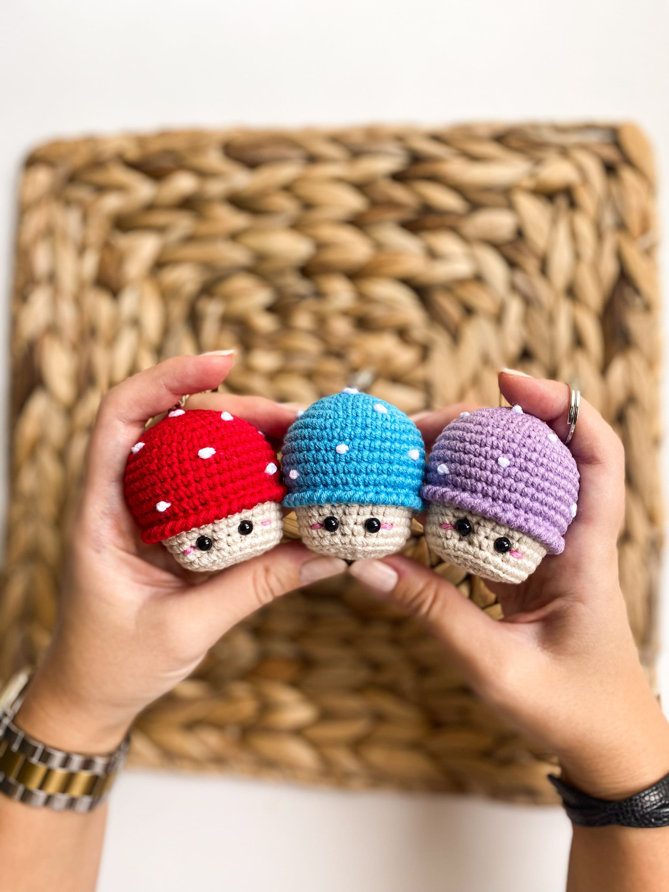 きのこのかぎ針編みパターン - 簡単な編みぐるみキーホルダーの作り方