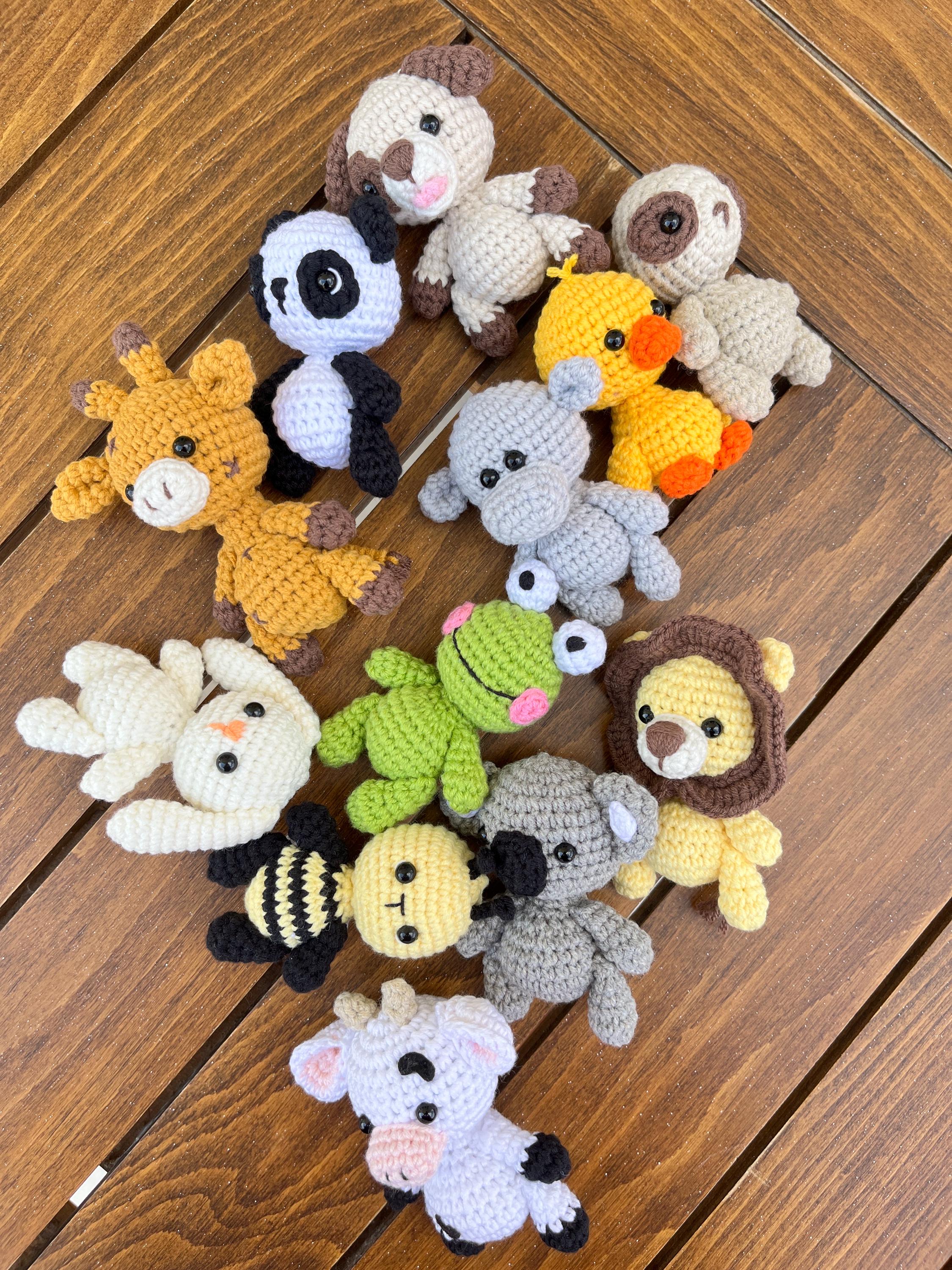 TOYMIS Anatra Positiva All'Uncinetto a Tema Medico, 8cm Emotiva Anatra Lavorata a Maglia Bambola di Supporto con Biglietto di Ispirazione Regalo Positivo Decorazione per Amici Colleghi