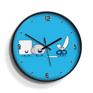 Puede incluir: Un reloj de pared redondo con marco negro y esfera azul claro. El reloj presenta un diseño lúdico con ilustraciones de piedra, papel y tijeras. Las manecillas negras indican la hora.