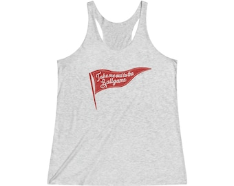 Può includere: Un top a canotta grigio con un pennone rosso che dice "Take me out to the ballgame".