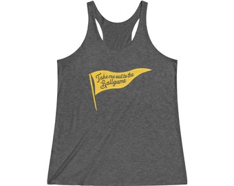 Può includere: Un top a canotta grigio con un pennone giallo che dice "Take me out to the ballgame".