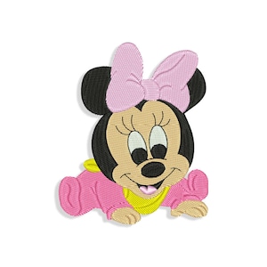 Può includere: Un ricamo rosa e giallo di una Minnie Mouse neonata che indossa un vestito rosa e un fiocco rosa.
