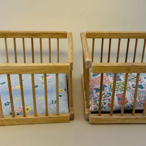 Muss repariert werden - Paar Kinderbetten. Eckblöcke fehlen.   Puppenhaus-Maßstab 1:12.