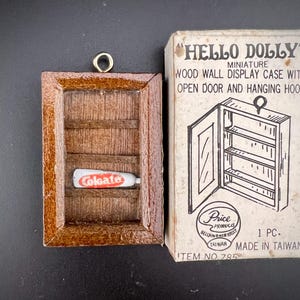 Vintage Hello Dolly Zahnpasta Regal im Badezimmer mit Originalverpackung. Puppenhaus-Maßstab 1:12.