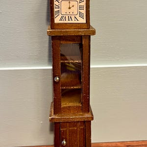 Frühe Americana Standuhr. Puppenhaus-Maßstab 1:12.