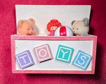 VTG Spielzeugkiste von Triple A Minis. Puppenhaus-Maßstab 1:12.