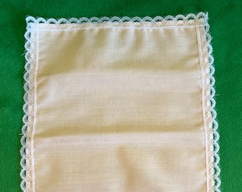 Sábana individual con almohadas a juego. Ribete de encaje blanco. Escala 1:12 para casa de muñecas.