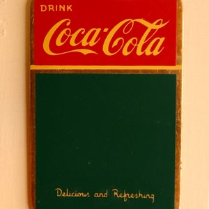 Metalowy szyld VTG Coca-Cola General Store / Dollhouse, a także czerwona skrzynka i wózek Coca-Coli. Skala 1:12. Rzadkość!
