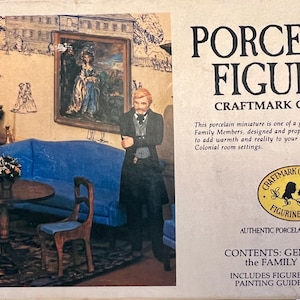 Könnte beinhalten: Ein Porzellan-Figuren-Set mit einem Gentleman in schwarzem Anzug und weißem Hemd. Das Set enthält die Figur, Versiegelung, Farben, eine Malanleitung und Anweisungen. Die Schachtel ist mit "Craftmark Collection Figurine Series: Authentic Porcelain in Miniature" beschriftet.