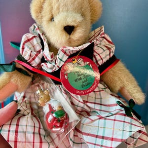 Muffy VanderBear “Deck the Halls with Bears and Dollies” Christmas Bear. NOT 1/12.