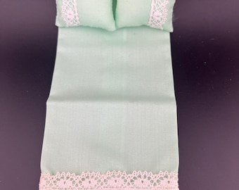 Sábana de cama doble con almohadas a juego. Verde pálido con ribete de encaje blanco. Escala de casa de muñecas 1:12.