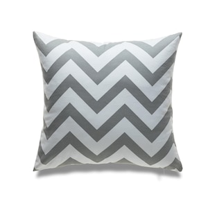 Può includere: Cuscino decorativo grigio e bianco con motivo a chevron. Il cuscino è realizzato in un tessuto morbido e confortevole ed è perfetto per aggiungere un tocco di stile a qualsiasi stanza.