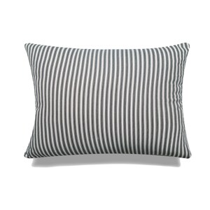 Puede incluir: Una almohada blanca con rayas verticales negras. La almohada es rectangular y tiene una textura suave y mullida.