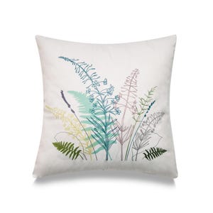 Puede incluir: Almohada blanca con un diseño bordado de follaje estilizado verde, azul y rosa.
