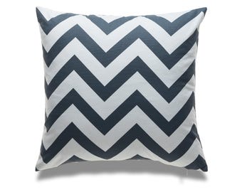 Könnte beinhalten: Ein dekoratives Kissen mit einem weißen und dunkelblauen Chevron-Muster.