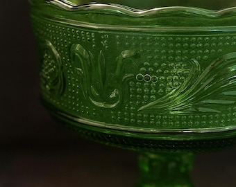 Vintage Green Pressed Glass Compote – Scalloped Edge Pedestal Candy Dish