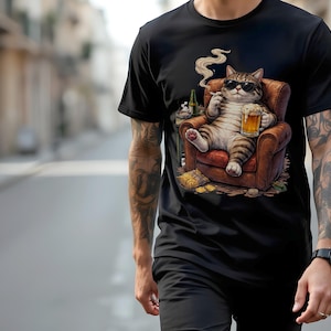 Può includere: T-shirt nero con un gatto dei cartoni animati con occhiali da sole, che fuma una sigaretta e tiene in mano una birra. Il gatto è seduto in una poltrona di pelle marrone. Una bottiglia e delle monete sono sul pavimento.