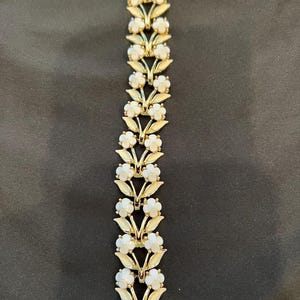 Vintage 60s Gold Tone Cream Enameled and Lucite Flower and Leaves Bracelet-7.5”