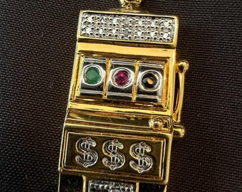 Collar vintage con colgante de premio mayor de la Casa de la Moneda de Danbury, chapado en oro, con rubí, esmeralda, zafiro y diamantes. 43 cm.