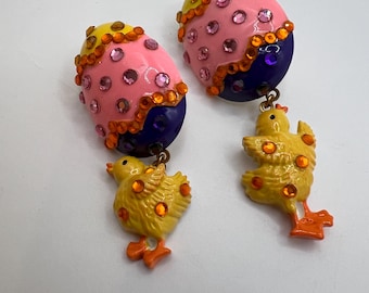 Pendientes de Pascua vintage con forma de huevo y pollito, adornados con pedrería, en rosa, morado y amarillo, con cierre de clip.