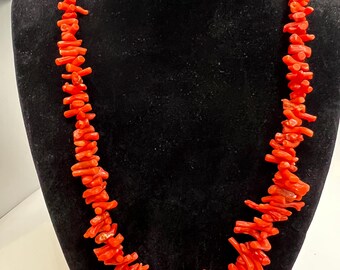 Collar vintage de coral rojo auténtico con rama graduada de 50 cm