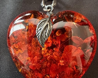 Colgante vintage de corazón de ámbar y plata de ley con sello artístico