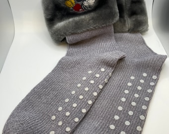 Pantuflas antideslizantes vintage de Disney, color gris y con parte superior de piel sintética, tallas 9-11 para mujer adulta