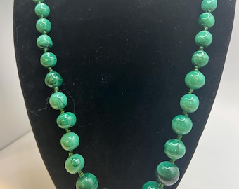 Collar vintage de cuentas de malaquita genuina con detalles graduados, 26 pulgadas, una sola hebra