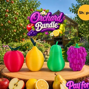 Könnte beinhalten: Ein Set aus vier fruchtförmigen Behältern, darunter ein roter Apfel, eine gelbe Zitrone, eine grüne Birne und eine violette Traube, auf einem Holzbrett mit frischen Früchten und dem Text Orchard Bundle sowie Pay for 3, Get 4!