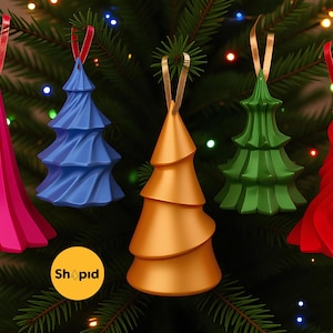 Può includere: Una collezione di ornamenti colorati per l'albero di Natale in rosa, blu, oro, verde e rosso, appesi a un albero di Natale decorato. Ogni ornamento ha un nastro per appenderlo. Gli ornamenti hanno forme diverse.