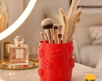 Embossed Lips Vase: 3D Print Makeup Brush Holder (STL File)