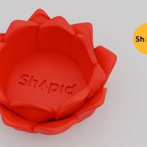 Pu&ograve; includere: Un piatto rosso a forma di fiore con la parola "Shopid" impressa sul fondo.