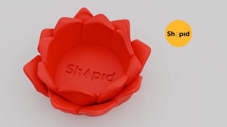 Pu&ograve; includere: Un piatto rosso a forma di fiore con la parola "Shopid" impressa sul fondo.